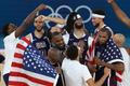 Američtí basketbalisté slaví vítězství na OH 2024 v Paříži