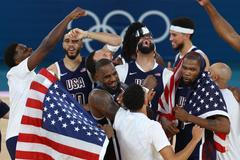 Američtí basketbalisté slaví vítězství na OH 2024 v Paříži