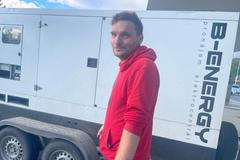 Elektrikář Pavel Koníček má v těchto dnech tolik práce, že by mohl být na několika místech najednou