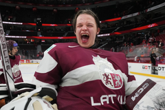 Lotyšský brankář Linards Feldbergs slaví výhru proti Kanadě na MS juniorů