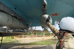 Na záběrech jsou vidět ruské letouny Su-34 nesoucí klouzavou bombu FAB-500