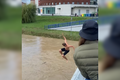 Někteří lidé při povodních skákali z mostu, šli plavat do Vltavy nebo pluli na paddleboardech