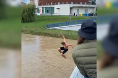 Někteří lidé při povodních skákali z mostu, šli plavat do Vltavy nebo pluli na paddleboardech