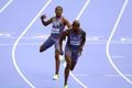 Americký atlet Quincy Wilson předává Vernonu Norwoodovi v závodě štafet na 4x400 m na OH 2024 v Paříži