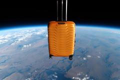 Kufr spadlý z vesmíru přistál bez škrábnutí