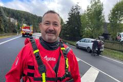 Už ji vedou, už je zachráněná, říkal manžel ženy, kterou vytáhli z domu hasiči