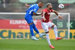 Boleslavský Dominik Kostka (vlevo) v souboji s Rotemem Hatuelem z Beer Ševy v utkání 3. předkola Konferenční ligy