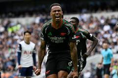 Gabriel slaví gól Arsenalu v derby s Tottenhamem