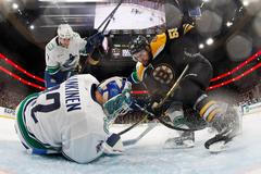 Podívejte se na sestřih zápasu Boston - Vancouver včetně šance Davida Pastrňáka