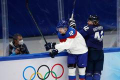 Miloš Kelemen a Sami Vatanen v semifinále Slovensko - Finsko na ZOH 2022 v Pekingu