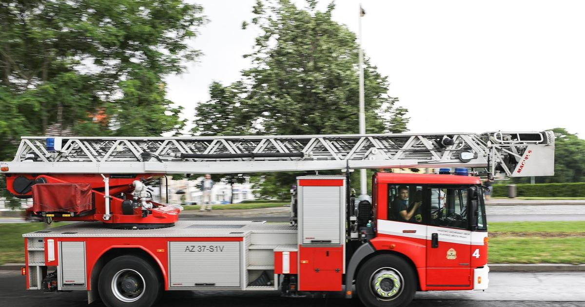 Hasičům se podařilo dostat pod kontrolu požár průmyslové haly na Semilsku