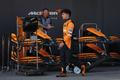 Zklamaný Lando Norris před boxy McLarenu po kvalifikaci na VC Ázerbájdžánu F1 2024