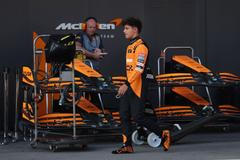 Zklamaný Lando Norris před boxy McLarenu po kvalifikaci na VC Ázerbájdžánu F1 2024