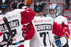 Martin Michajlov přijímá gratulace spoluhráčů ze Sparty