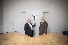 Sněmovní kaplani Milan Hanuš a Daniel Kvasnička v kapli, kterou navrhl architekt Josef Pleskot.