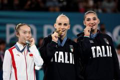 Gymnastky Čou Ja-čchin, Alice D'Amatová a Manila Espositová na stupních vítězek na OH v Paříži 2024