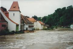 Archivní záběry přibližují rozsah katastrofální povodně z roku 2002 v Česku