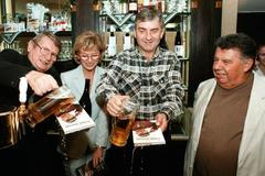 Miloslav Švandrlík s hosty na křtu své knihy