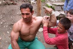 Slovenský kulturista Adam Cibuľa na snímku z roku 2004 v romské osadě Klenovec, kde několik let žil