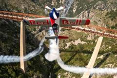 Neuvěřitelný akrobatický kousek českých pilotů v Černé Hoře: skupinový přemet kolem mostu.