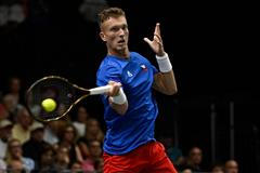 Jiří Lehečka v zápase Davis Cupu s Roberto Bautistou-Agutem