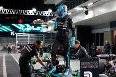 George Russell z Mercedesu slaví vítězství v kvalifikaci na VC Las Vegas F1 2024