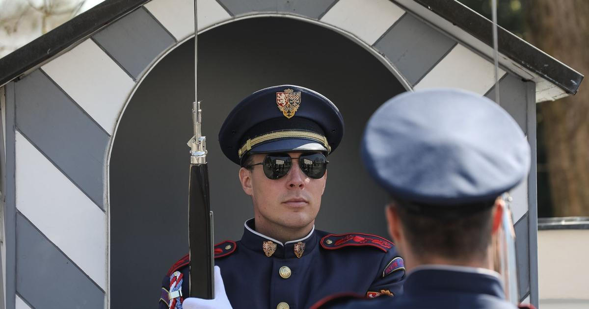 Ve vedrech se vojáci Hradní stráže stahují z pevných stanovišť před Hradem