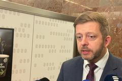 Ministr vnitra Vít Rakušan odpovídá na otázky novinářů v Poslanecké sněmovně.