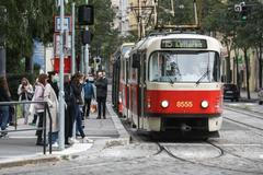 Koronavirus - MHD, zastávka, cestující, roušky, DPP, tramvaj