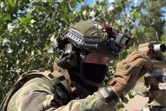 Video ukazuje ruský raketomet BM-21 Grad, který zasahuje ukrajinské vojáky a jejich vybavení