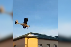 Lidé natočili útok ukrajinského letounu, který jim prolétl přímo nad hlavou
