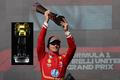 Charles Leclerc s trofejí pro vítěze VC USA v Austinu, ve výřezu původní verze