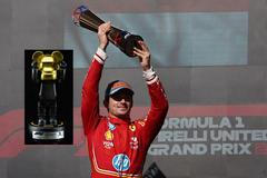 Charles Leclerc s trofejí pro vítěze VC USA v Austinu, ve výřezu původní verze