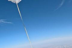 Parašutista se nechal potetovat během seskoku padákem