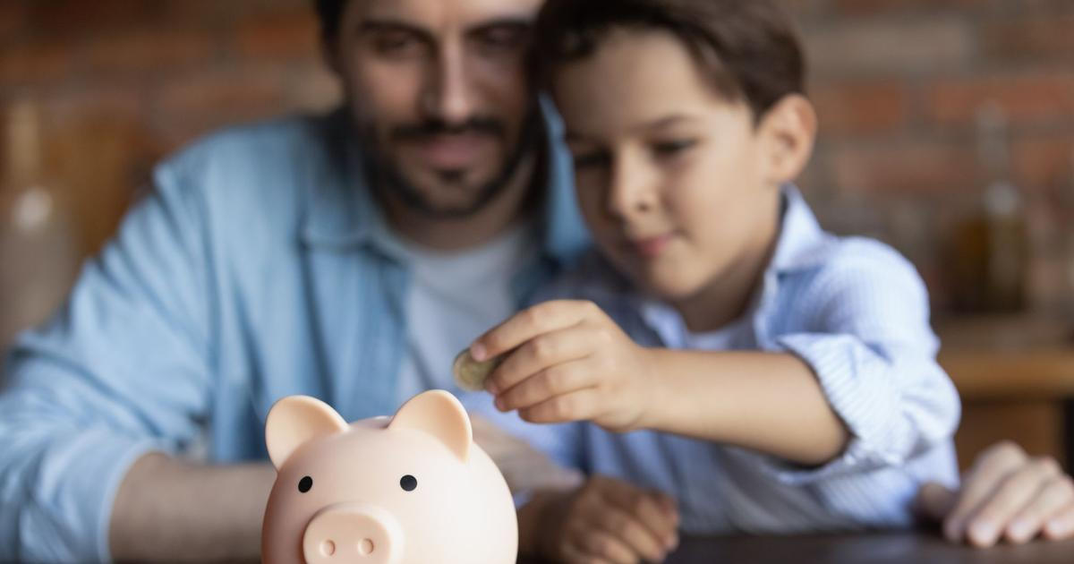 Jako za covidu. Češi hromadí v bankách peníze. Ekonom řekl, za co budou utrácet