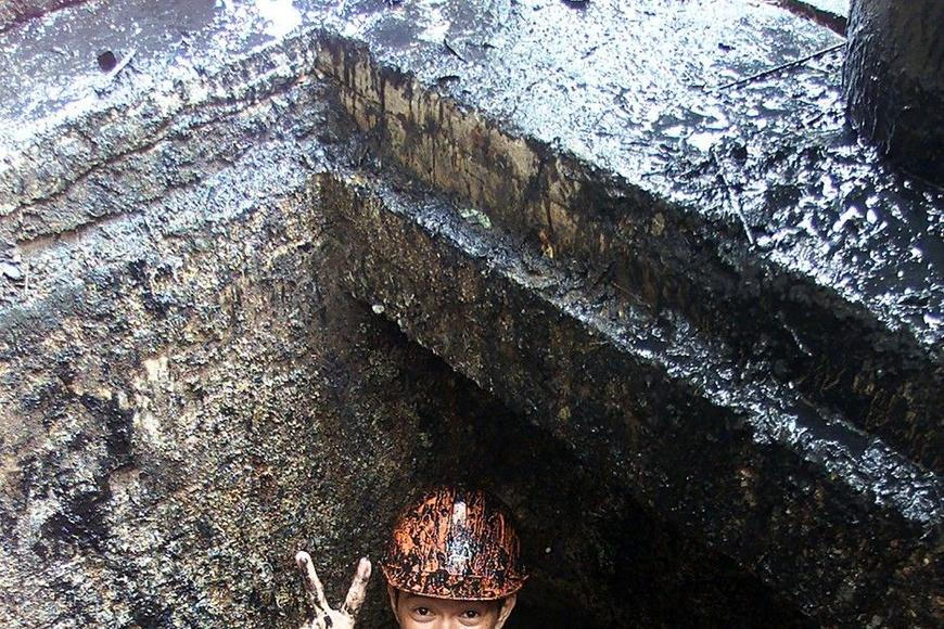 Nic pro bílé límečky. V pekelných pracích hrozí spálení zaživa, utonutí, i smrt jedem