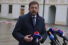 Pokud přiznáme, že jsme něco dělali blbě, můžeme Babiše porazit, míní Rakušan