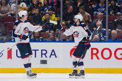 Dmitrij Voronkov a Kirill Marčenko oslavují gól Columbusu