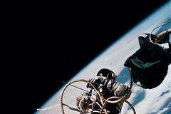 Astronaut Ed White z mise Gemini-Titan 4 (1965) se vznáší ve vesmíru, kde strávil 21 minut.