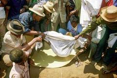 Madagaskarský obřad famadihana, Kuriózní rituály v různých kulturách ve světě , Magazín, kuriozity