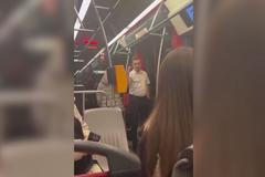 Řidič tramvaje v Praze hrubě vykázal z vozu Ukrajince