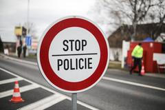 Koronavir - hraniční kontrola s Rakouskem, celníci, hasiči, měření teploty, maska, řidiči