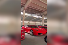 Lidé natočili auta Bašára Asada v jeho garáži