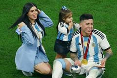 Valentina Cervantesová a Enzo Fernandez