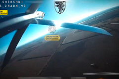Vzdušný souboj. Ukrajinský FPV dron zničil ruský dron Lancet, který se snažil uniknout