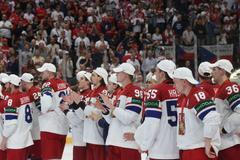 Čeští hokejisté se zlatými medailemi pro mistry světa 2024