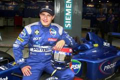 Tomáš Enge pózuje u formule 1 Prost při GP Itálie 2001