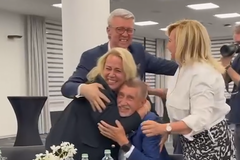 Andrej Babiš v obětí členů ANO po vítězných eurovolbách.