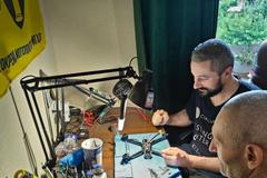 Ukrajinci doma sami vyrábějí drony, pomáhají tak vojákům na frontě ubránit se před Rusy.