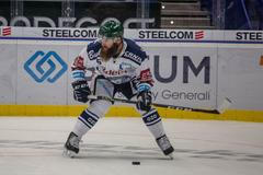 33. kolo hokejové Tipsport extraligy, Vítkovice - Třinec: Vítkovický kapitán Jan Výtisk